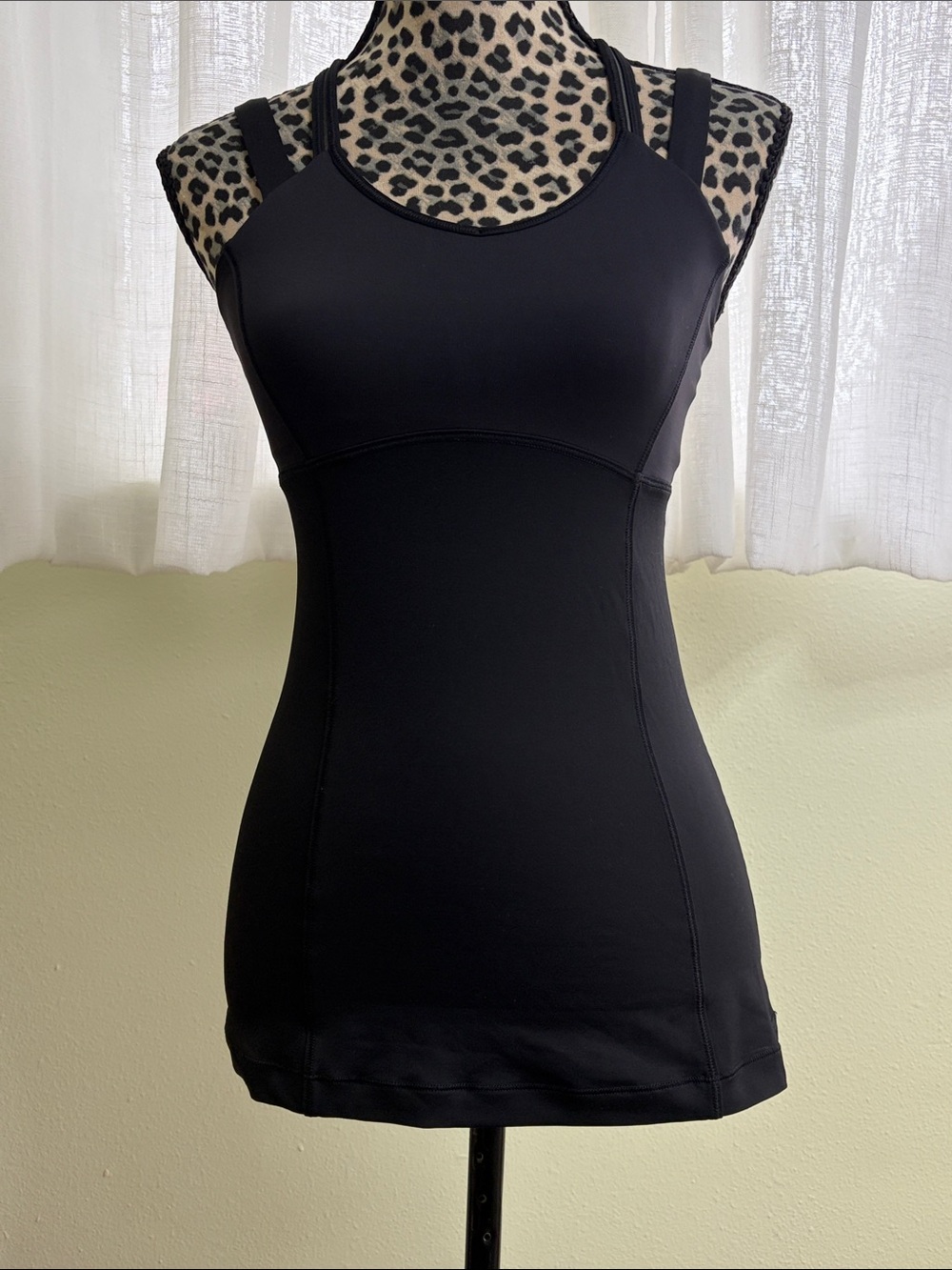 Lululemon Beat The Heat Tank Black Size 6 Strappy Back Built-In Shelf Bra